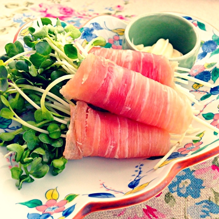 貝割れを生ハムで巻いたもの♡