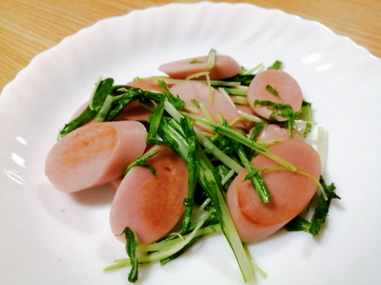 魚肉ソーセージと水菜のクレイジーソルト炒め