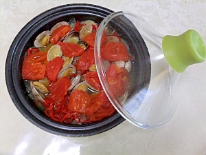 タジン鍋で、完熟トマトたっぷりのとアサリ蒸し～♪