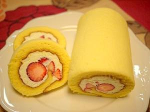 しっとりふわふわの幸せ 丸ごと苺のロールケーキ レシピ 作り方 By Moca Moco 楽天レシピ