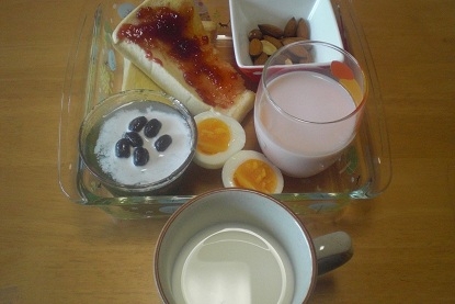 今朝の私の朝食です。ジャムパン、アーモンド、苺豆乳、ゆでたまご、青汁ゼリーと一緒に美味しく頂きました。今日は朝から暑い！ばてないように頑張りましょう　♪♪