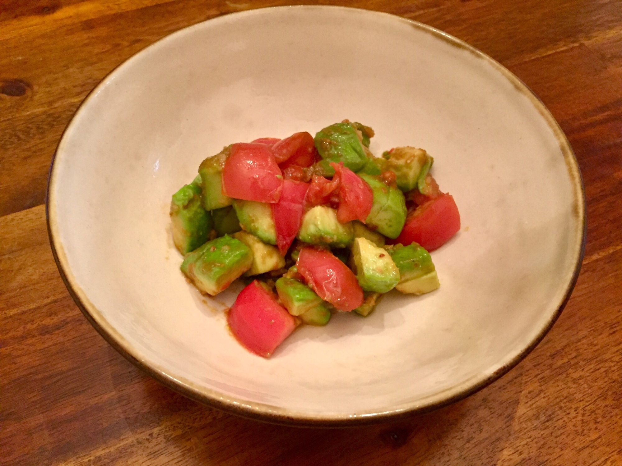 ヴィーガン アボカドとトマトのにんにく醤油炒め