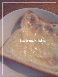 トーストに塗りました♪すごく甘くて、美味しかったです〜〜！クリームチーズ単品・はちみつ単品より、混ぜた方がパンに合うような気がします＾＾♪