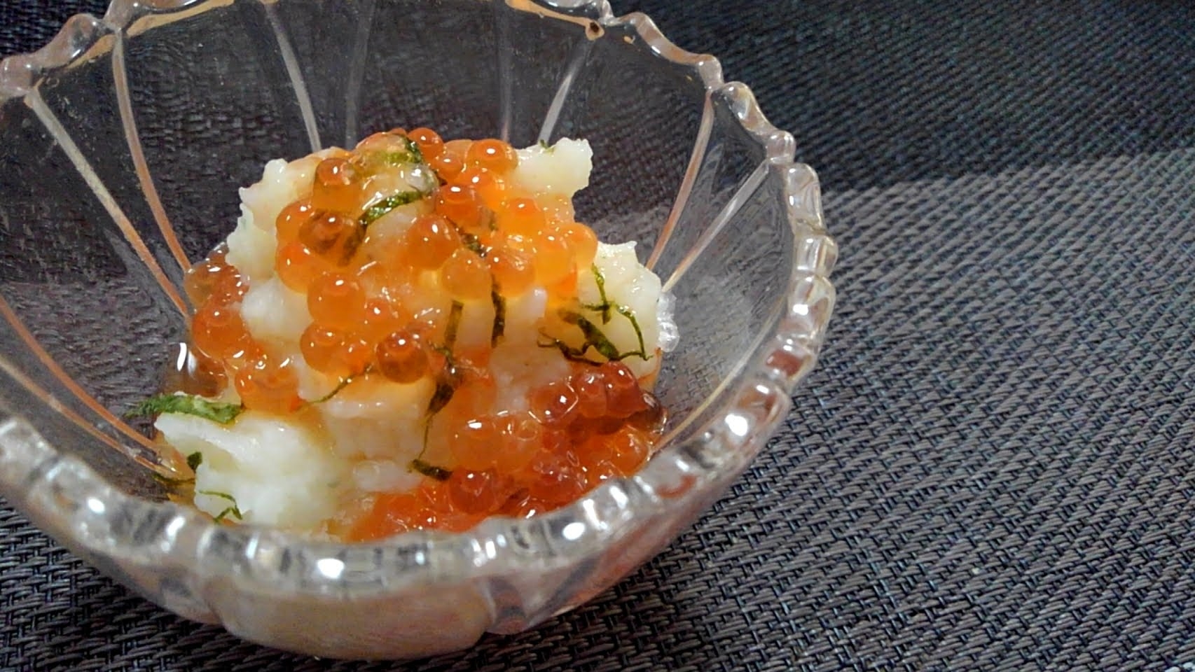 透明な皿に盛られたマッシュポテトいくら添え