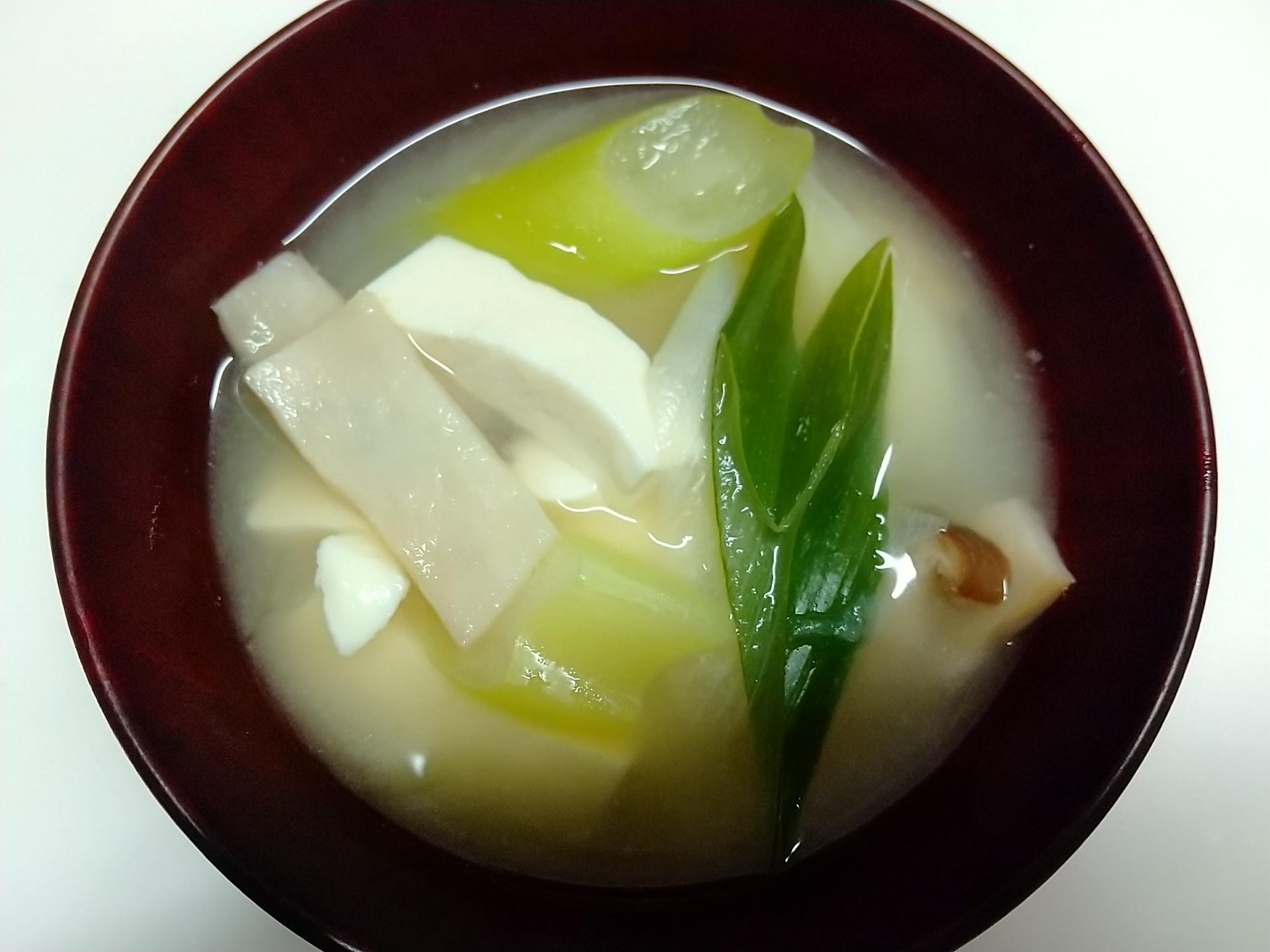 豆腐と長ねぎ、エリンギの味噌汁