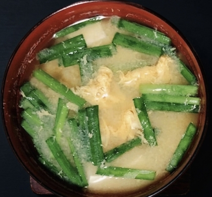 豆腐と卵とニラの味噌汁