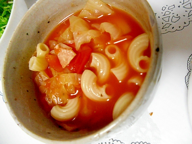 マカロニ入りのトマトスープ