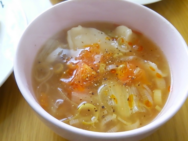 ボリュームたっぷり☆トマトと餃子のスープ