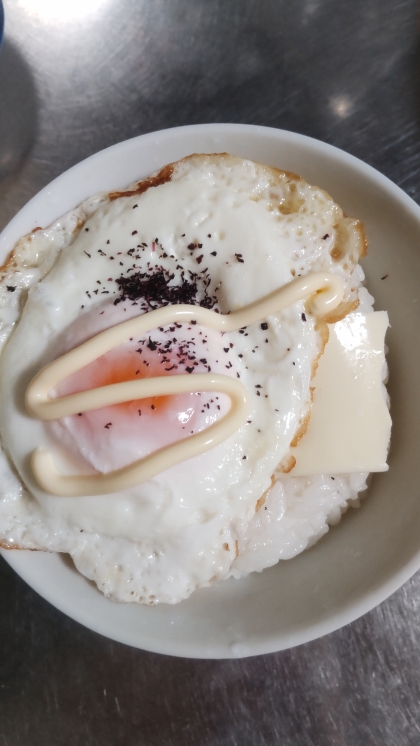 チーズ月見丼　チーズ目玉焼き丼　ゆかりがけ♩