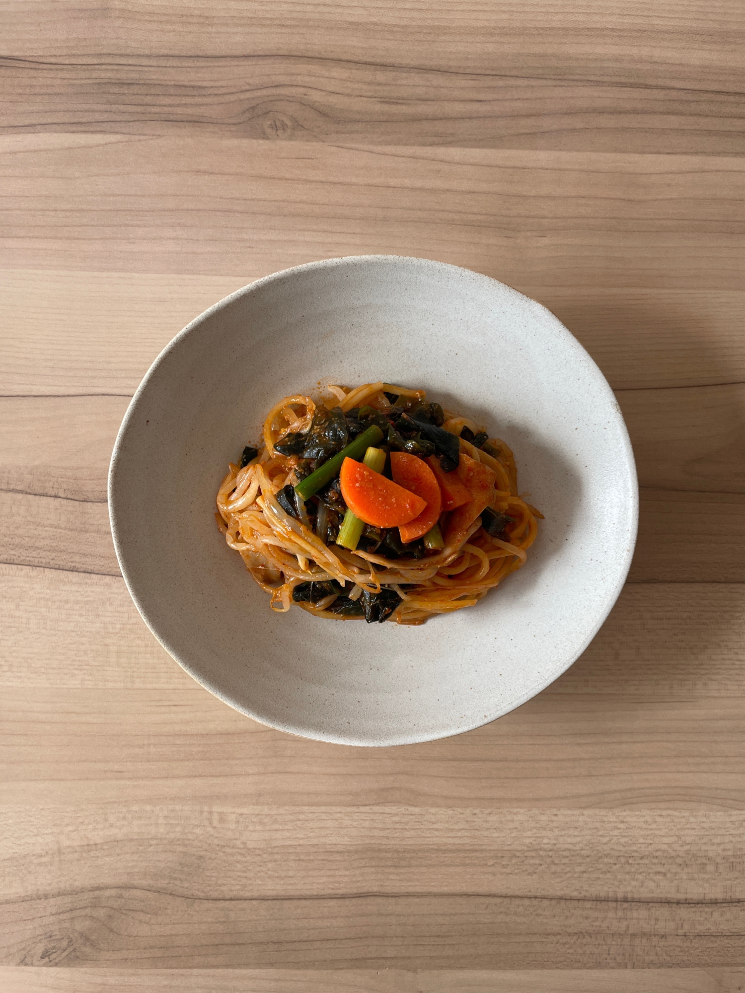 緑豆もやしとにんにくの芽のわかめ一味トマトパスタ