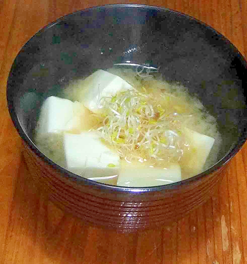 豆腐とアルファルファのお味噌汁