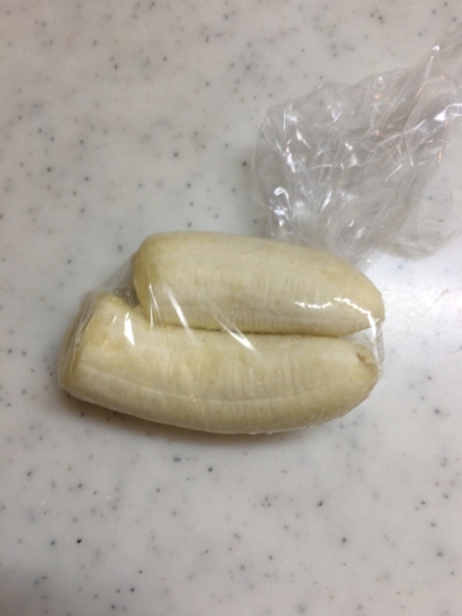 小さめのバナナだったので、二つ折で冷凍してみます♪(^^)