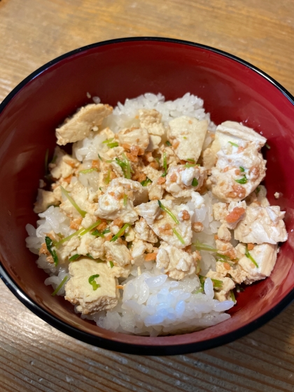 鮭フレークと青じその豆腐丼