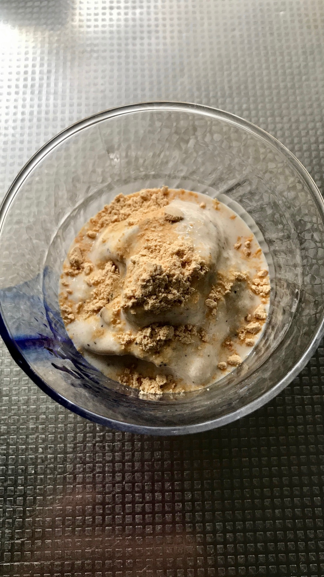 ガラスの器に盛られた冷凍ヨーグルト紅茶味きな粉がけ