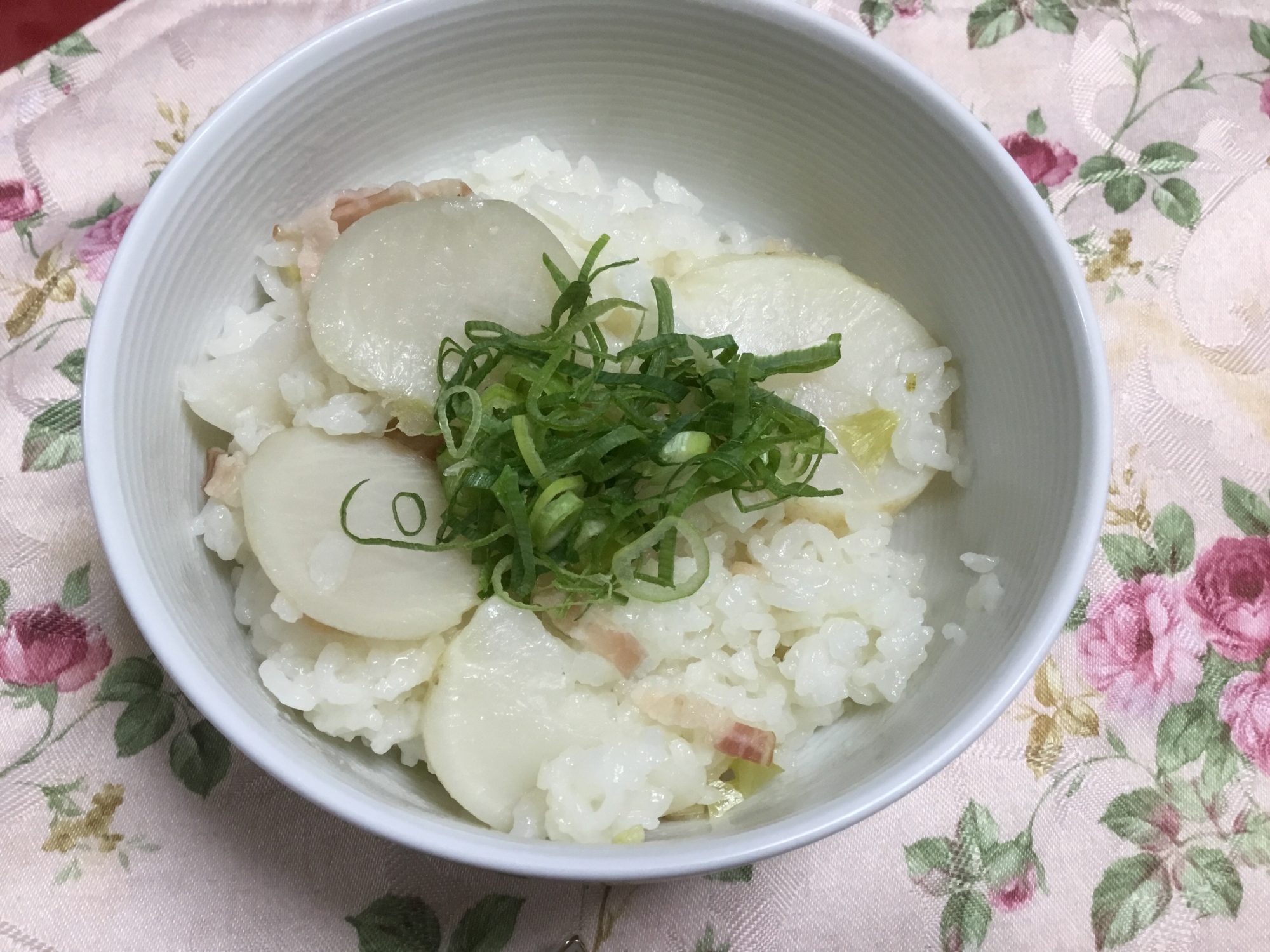 茅乃舎の野菜だしの素で蕪とベーコンの炊き込みご飯