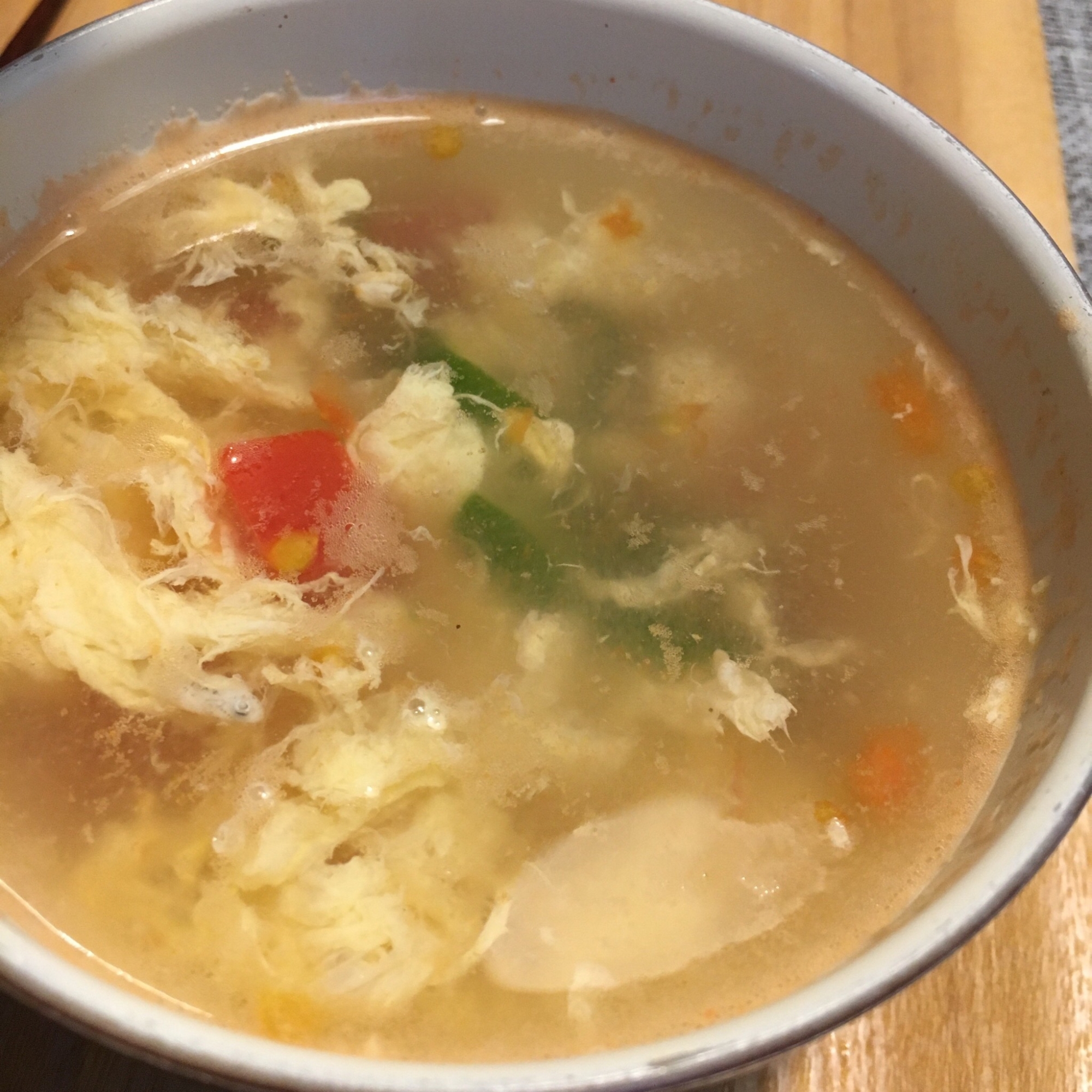 トマト消費にも！オクラとトマトとしらすの中華スープ