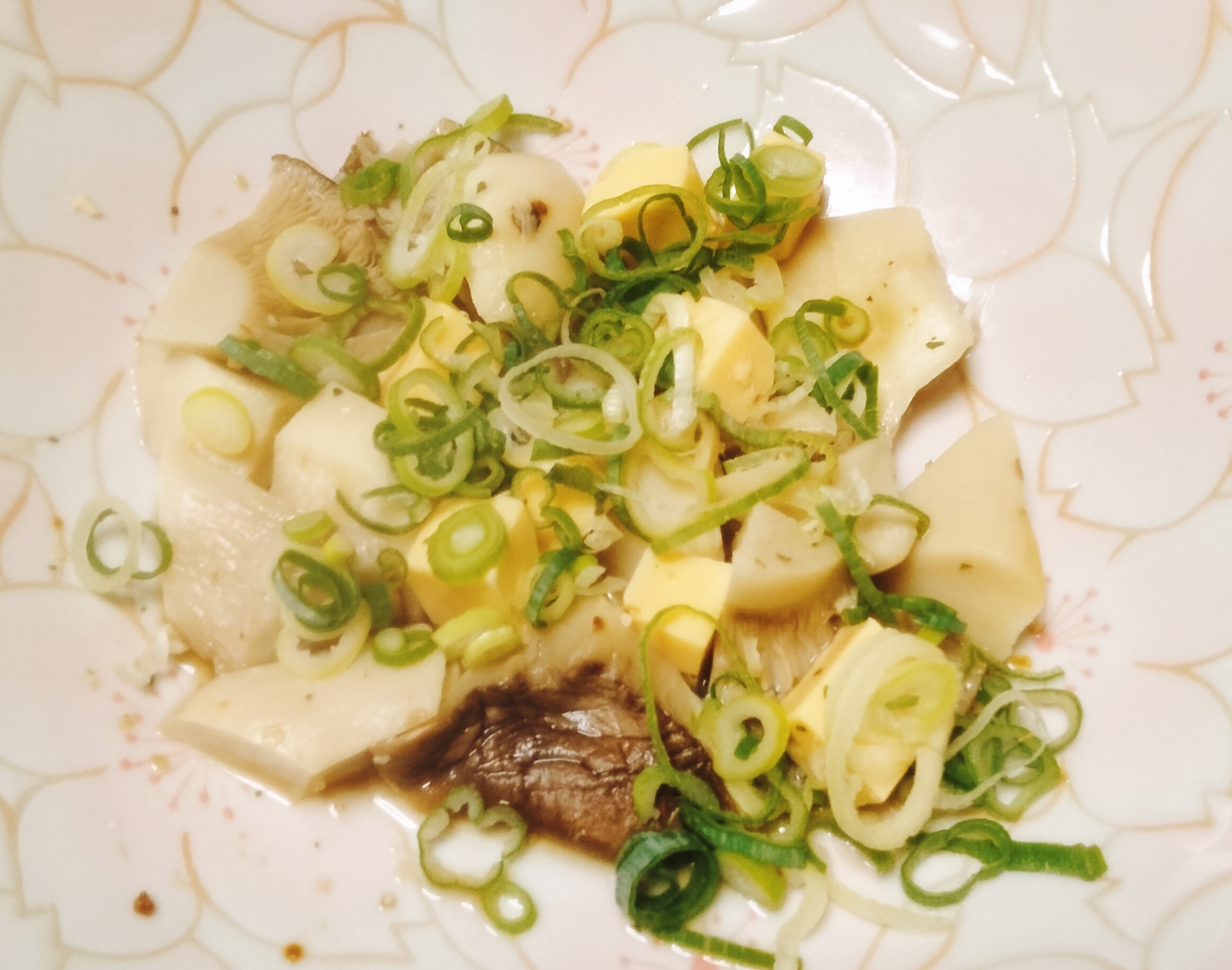 国産チーズとエリンギのハーブ塩レモン和え、ネギ添え