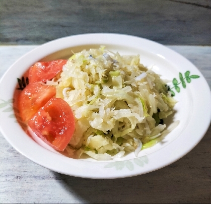 きょうはこちら♬めっちゃいっぱいあったキャベツ加熱するとしんなりして柔らかくパクパク食べれます(*´艸｀*)２００ｇあっという間になくなりました♡素敵レシピ感謝