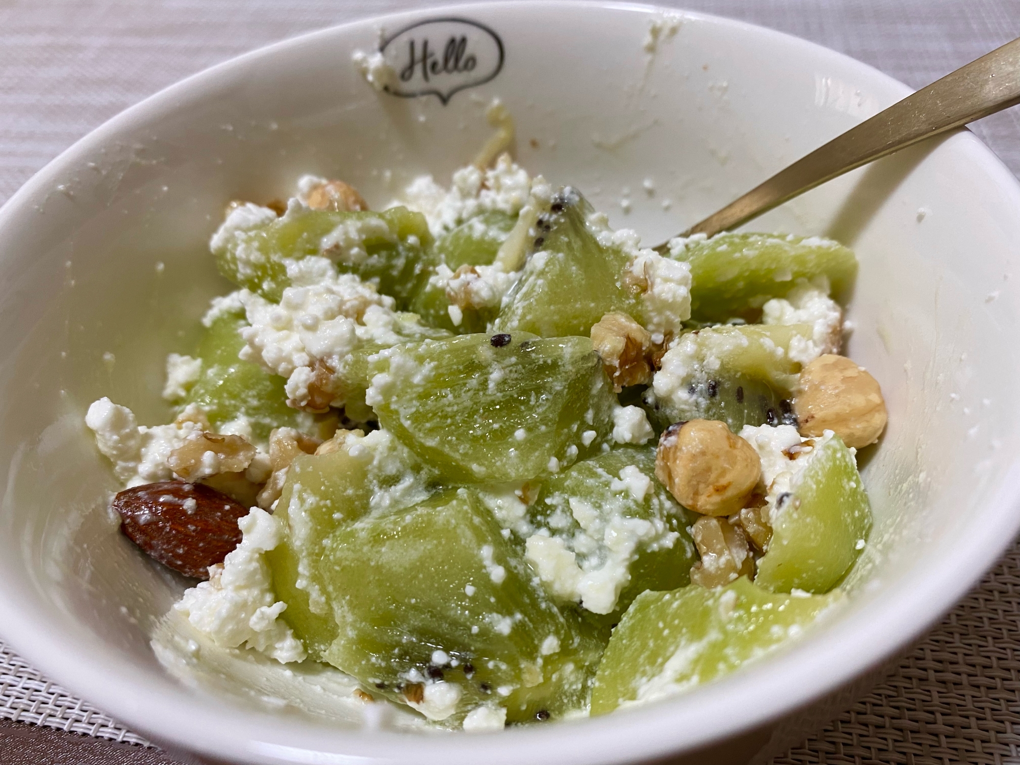 キウイフルーツとナッツ、カッテージチーズボウル