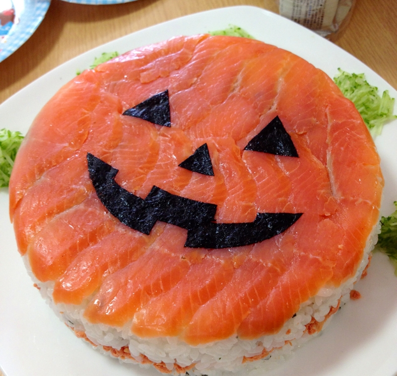白い皿に盛り付けたジャックオランタンのちらし寿司