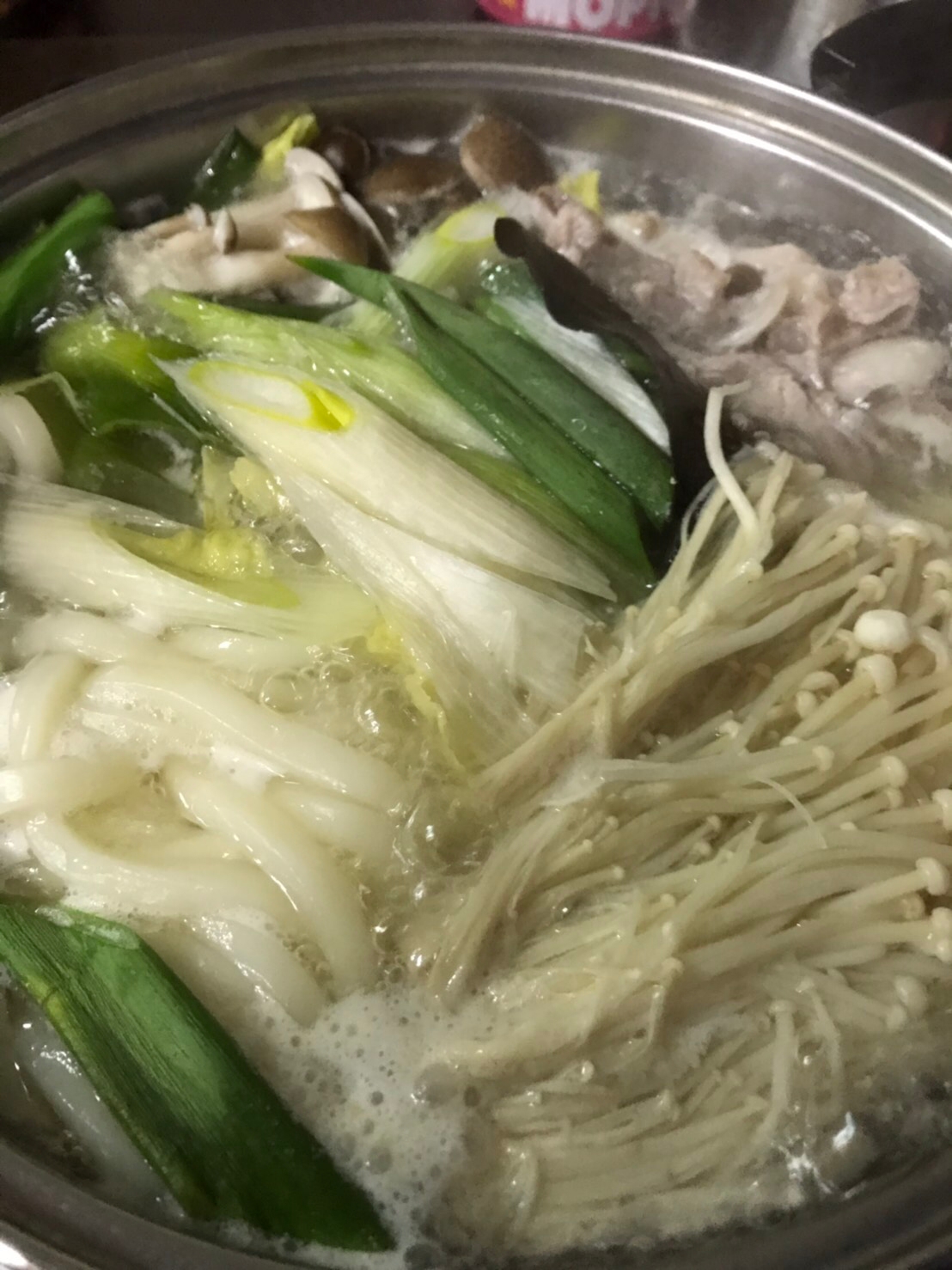 白葱とエノキと牡蠣と豚肉いり✨うどん鍋(^^)