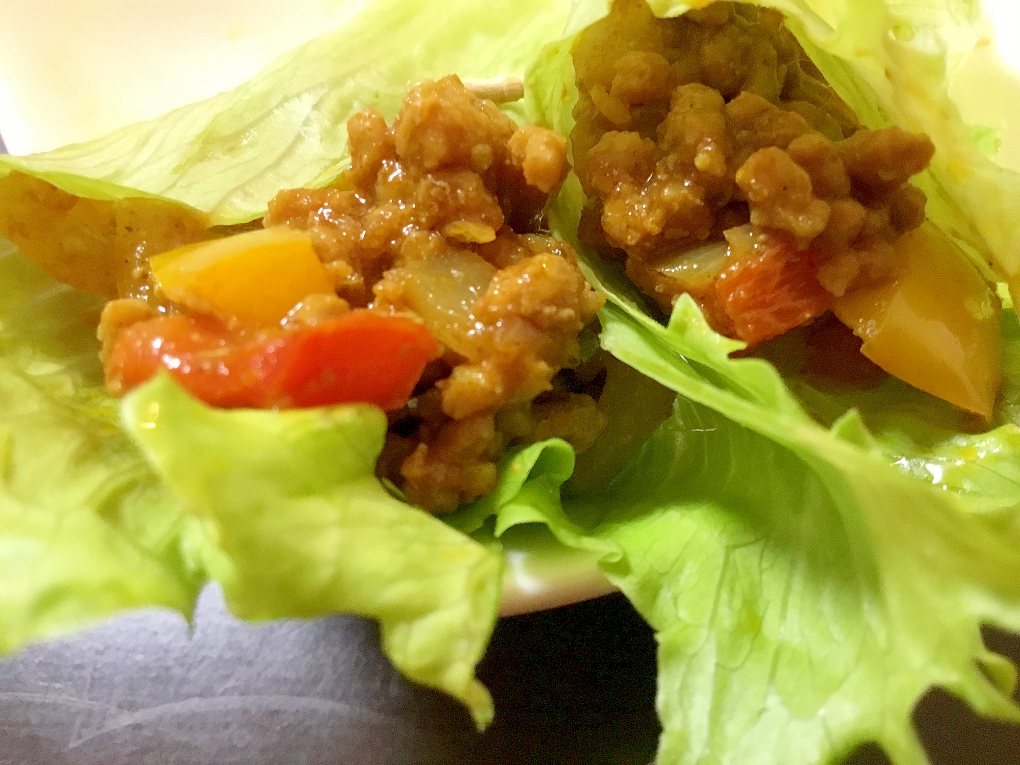 皿に盛られたキーマカレーのレタス包み