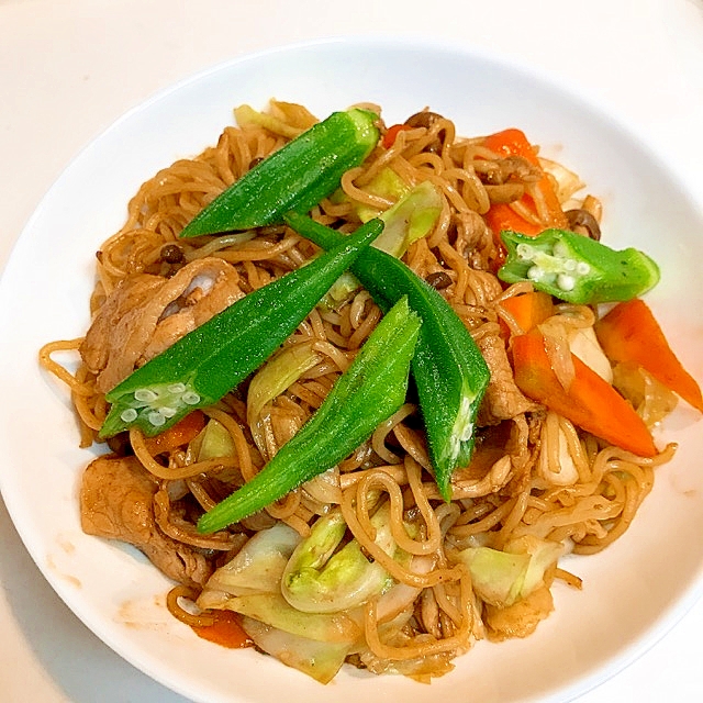 野菜がてんこ盛り☆オクラと豚肉のソース焼きそば