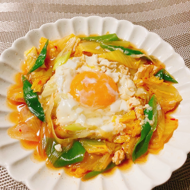 白菜、長ネギ、落とし卵のピリ辛煮