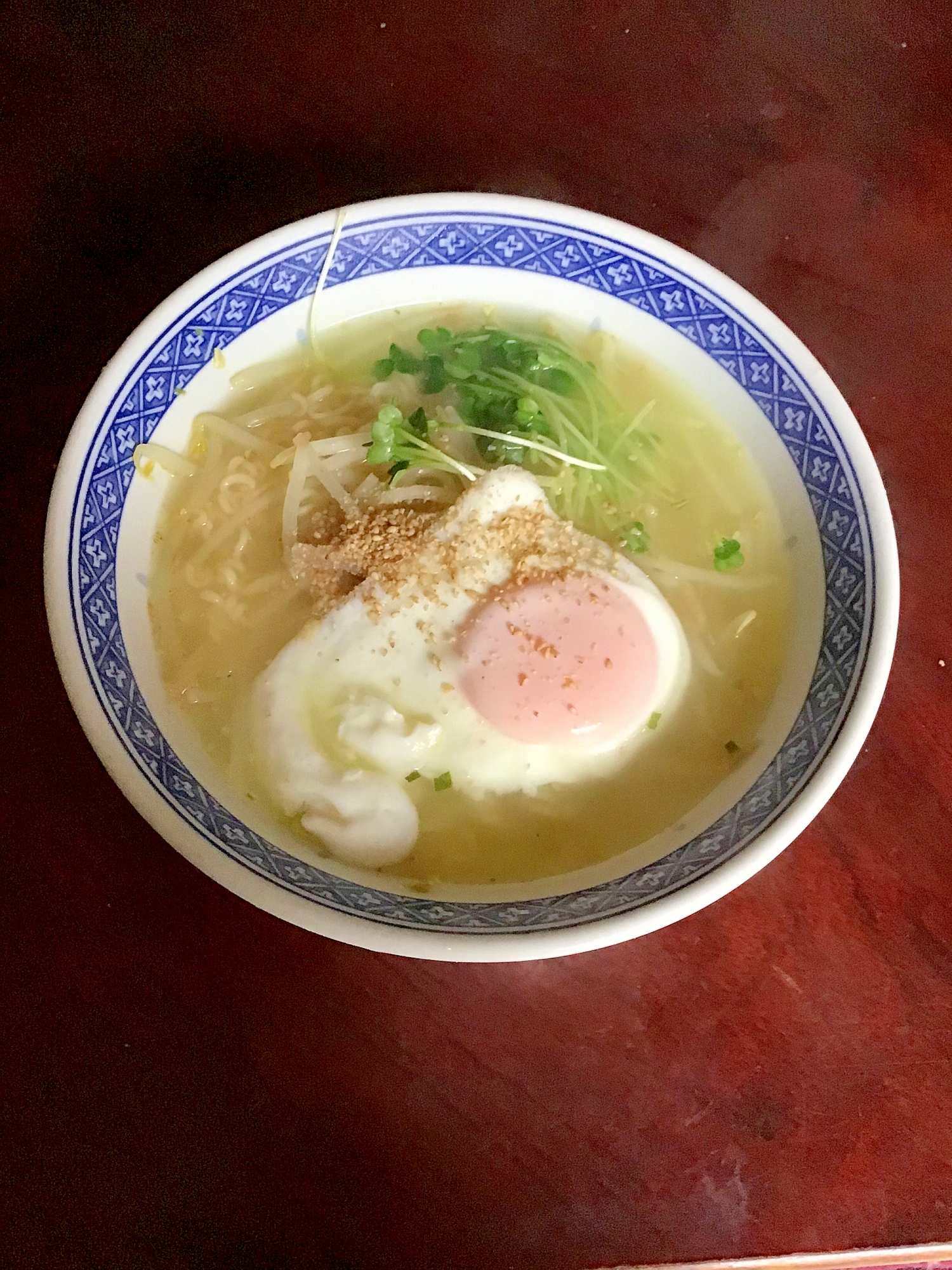 目玉焼きとカイワレ塩ラーメン。