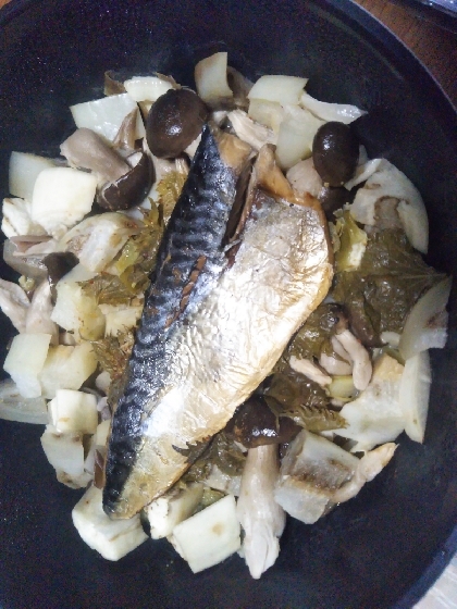 冷凍した鯖、解凍せず、そのまま蒸し焼きしてみましたが、冷凍焼けせず、美味でした(^^ゞ