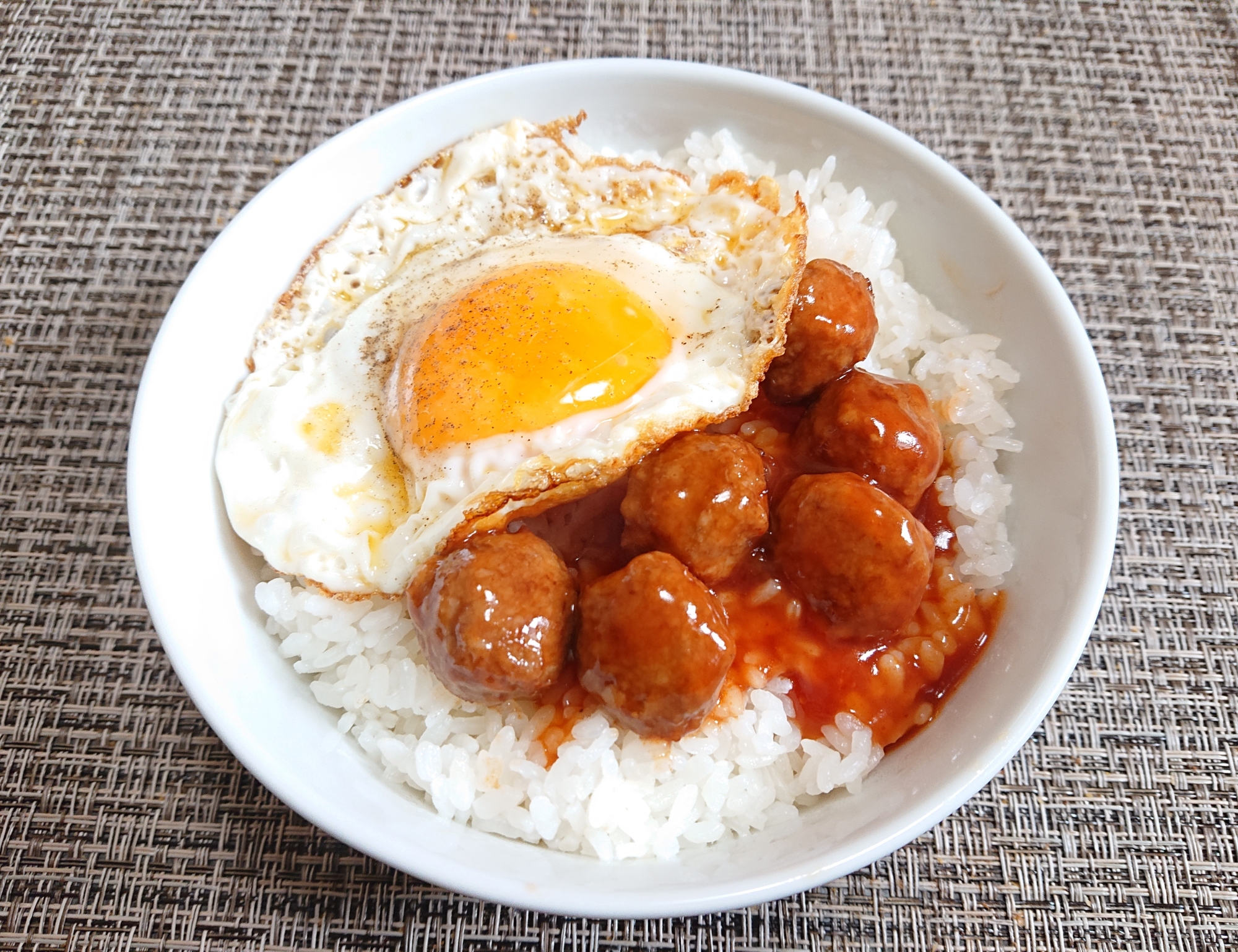 ミートボールのロコモコみたいな丼