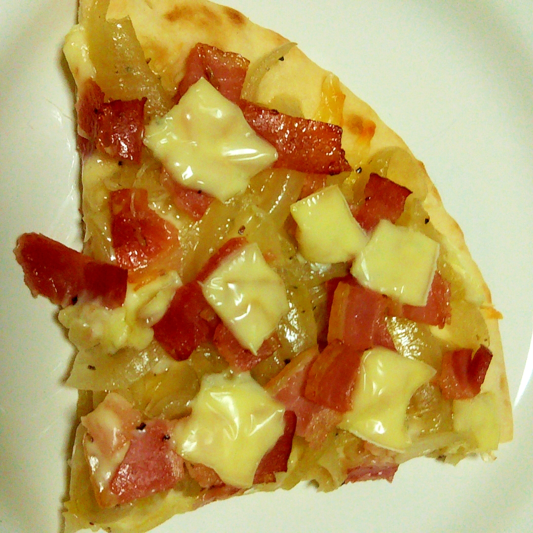 市販のピザで作るベーコンと玉ねぎのピザ