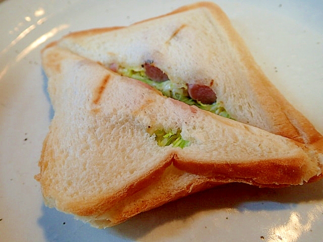 キャベツと魚肉ソーセージのホットサンド