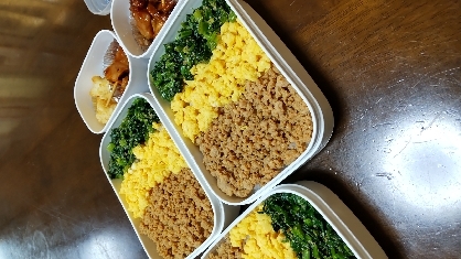 そぼろ丼はいつも二色でしが、この三色丼は子供のお弁当に大人気でした。