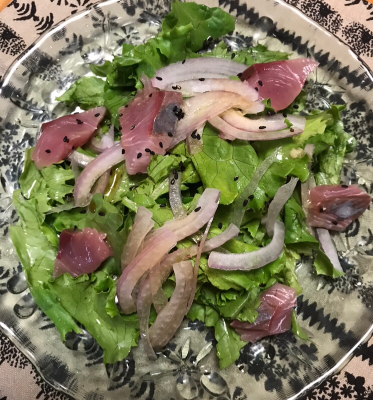 ハマチと紫玉ねぎ、グリーンリーフの中華サラダ