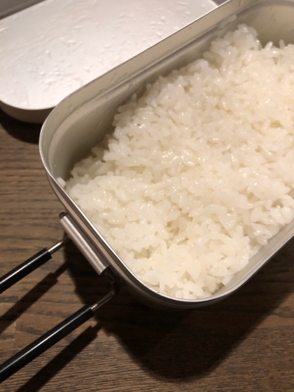 初メスティンでしたが、美味しく炊けました！シーズニングはお米の研ぎ汁で15分湯掻いただけでした。もうちょっと丁寧な工程もあるのですね！
ありがとうございます♪