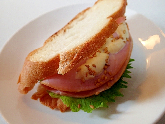 辛子がツ一ン　大葉とハムと金胡麻のバゲットサンド