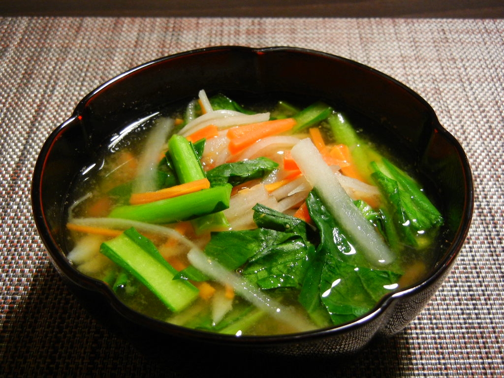 人参と大根と小松菜の野菜たっぷりみそ汁