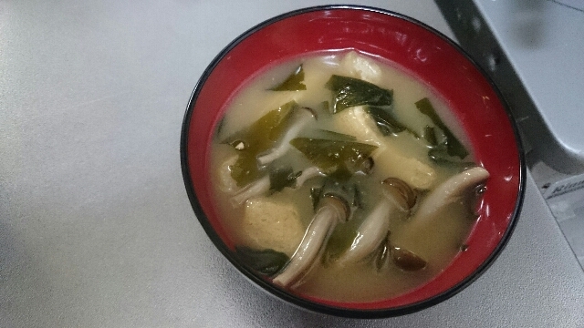 油揚げとしめじとワカメのお味噌汁 レシピ 作り方 By ともみ07 楽天レシピ