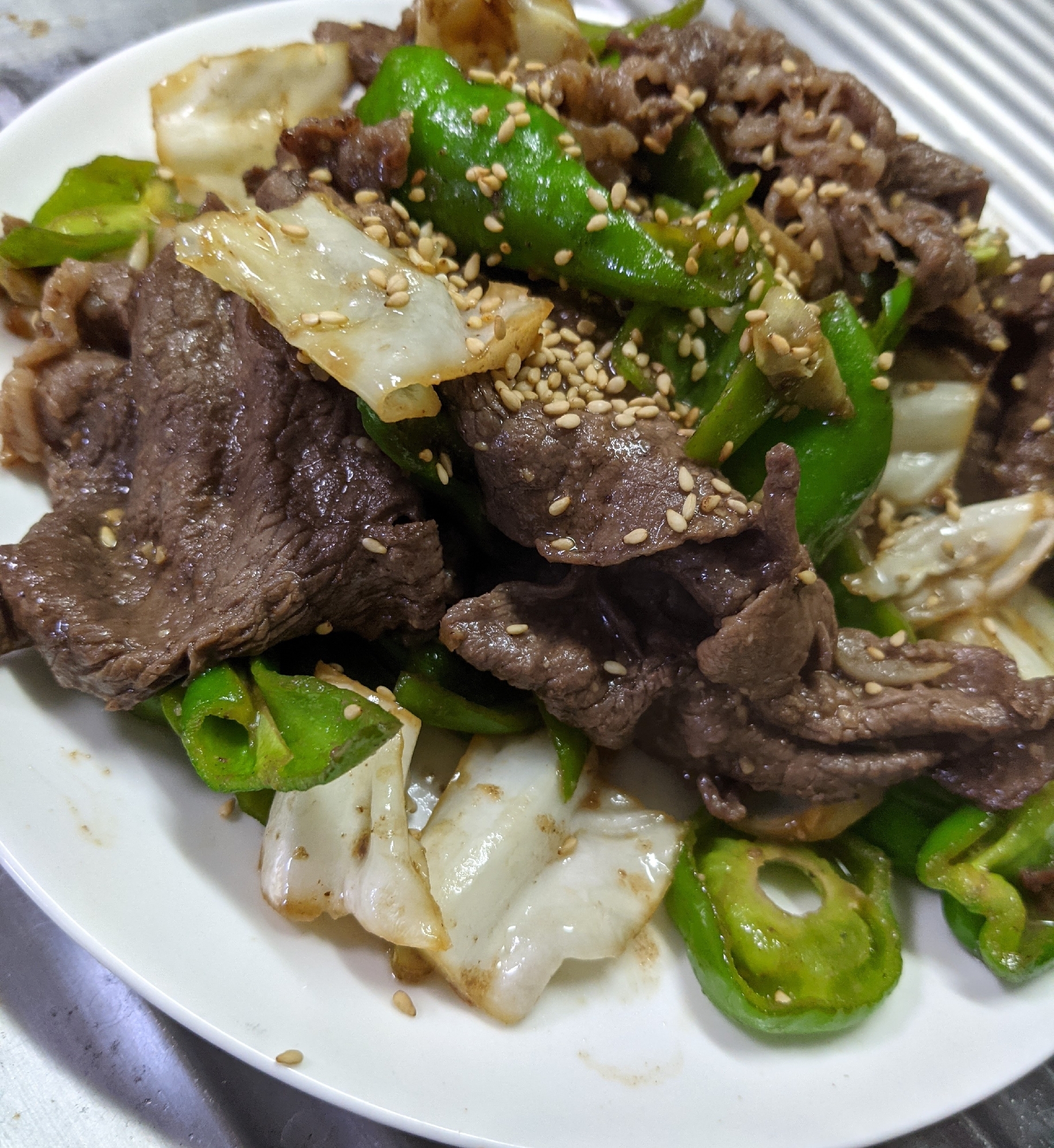 【牛肉とピーマンとキャベツの味噌炒め】