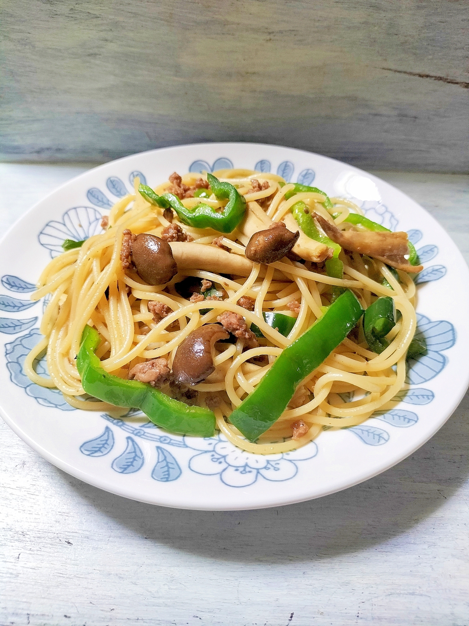 しめじ＆ピーマンのにんにくバター醤油パスタ