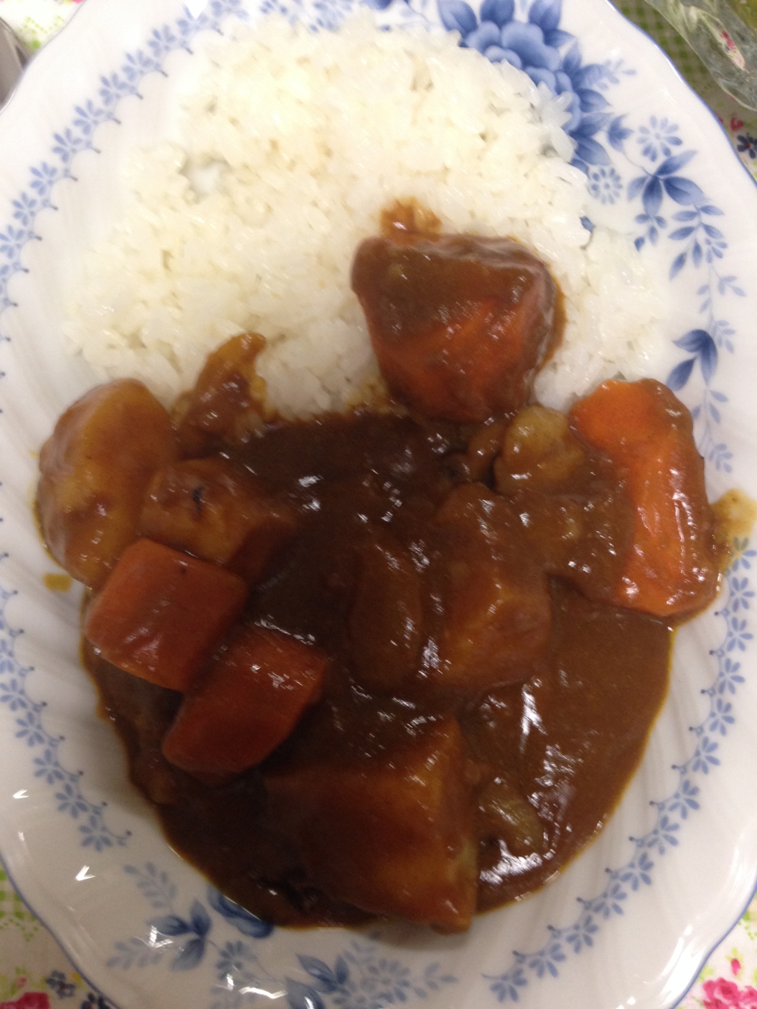 にんじんとじゃがいもとはちみつとチョコのカレー