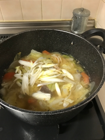 サバ缶のダシが出ていて美味です♪

栄養満点の、一石二鳥のおかず味噌汁ですね(*^◯^*)