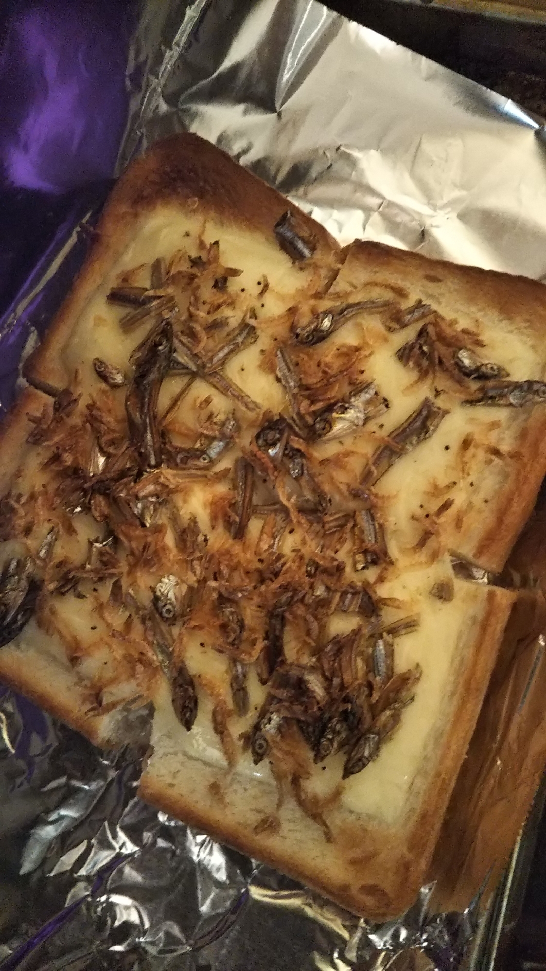 小魚と桜エビのサクサクチーズトースト
