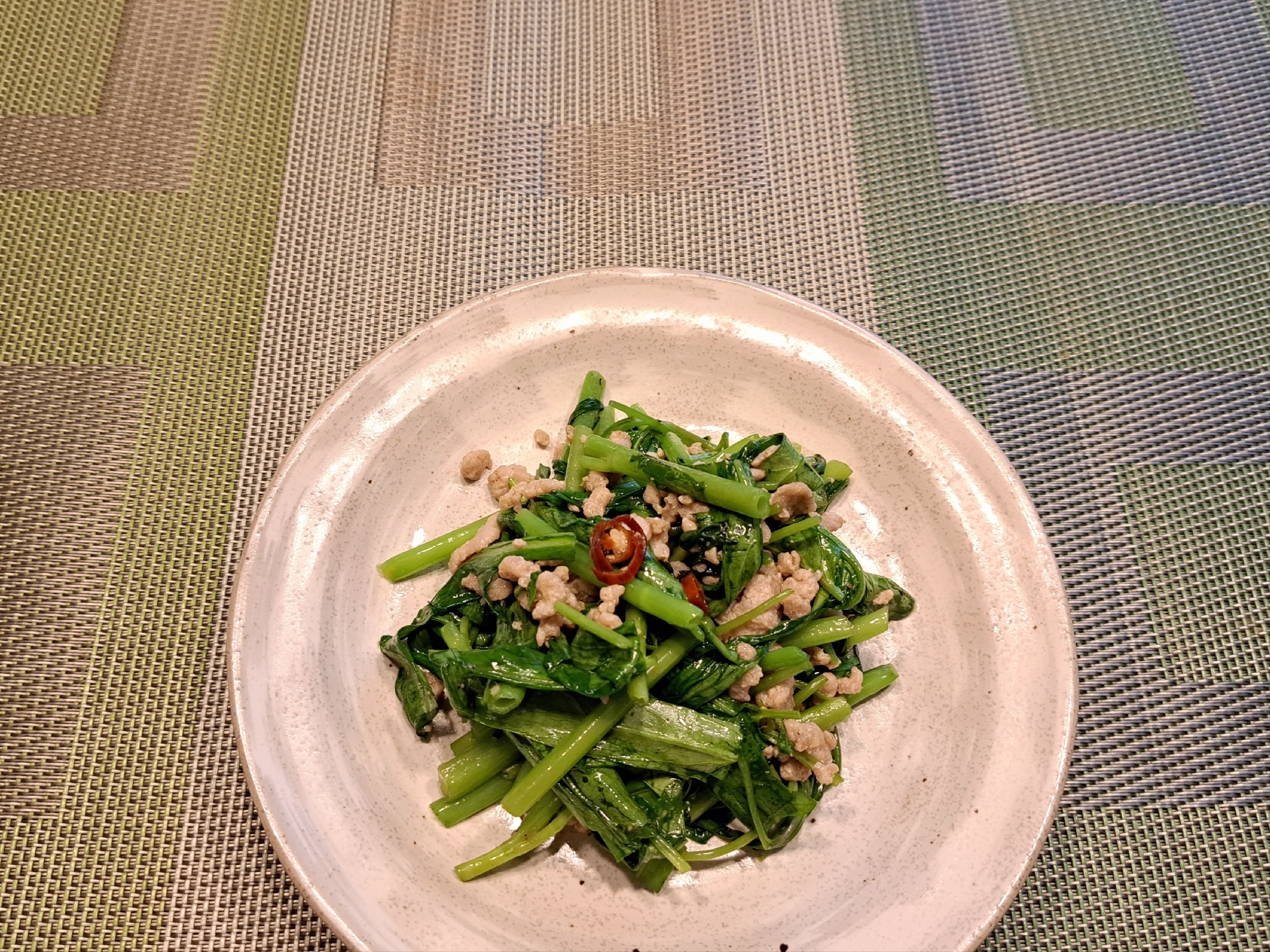 ひき肉でボリュームアップ！空芯菜の中華風炒め