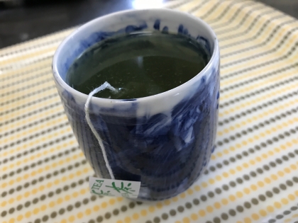 子供が絵付けしてきた湯のみです(๑˃̵ᴗ˂̵)♡たまには緑茶もいいね〜♪