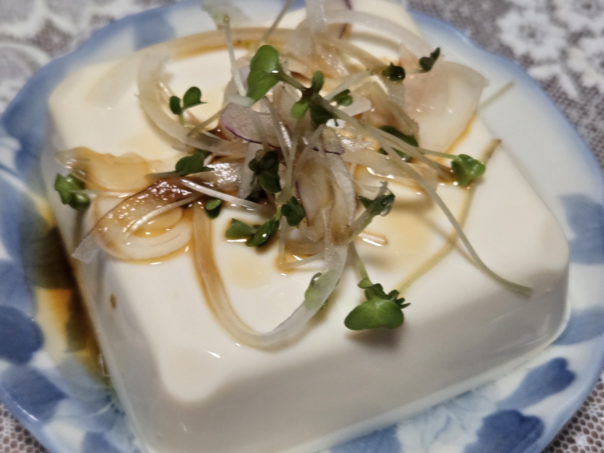 新玉ねぎとスプラウトの冷奴(豆腐)