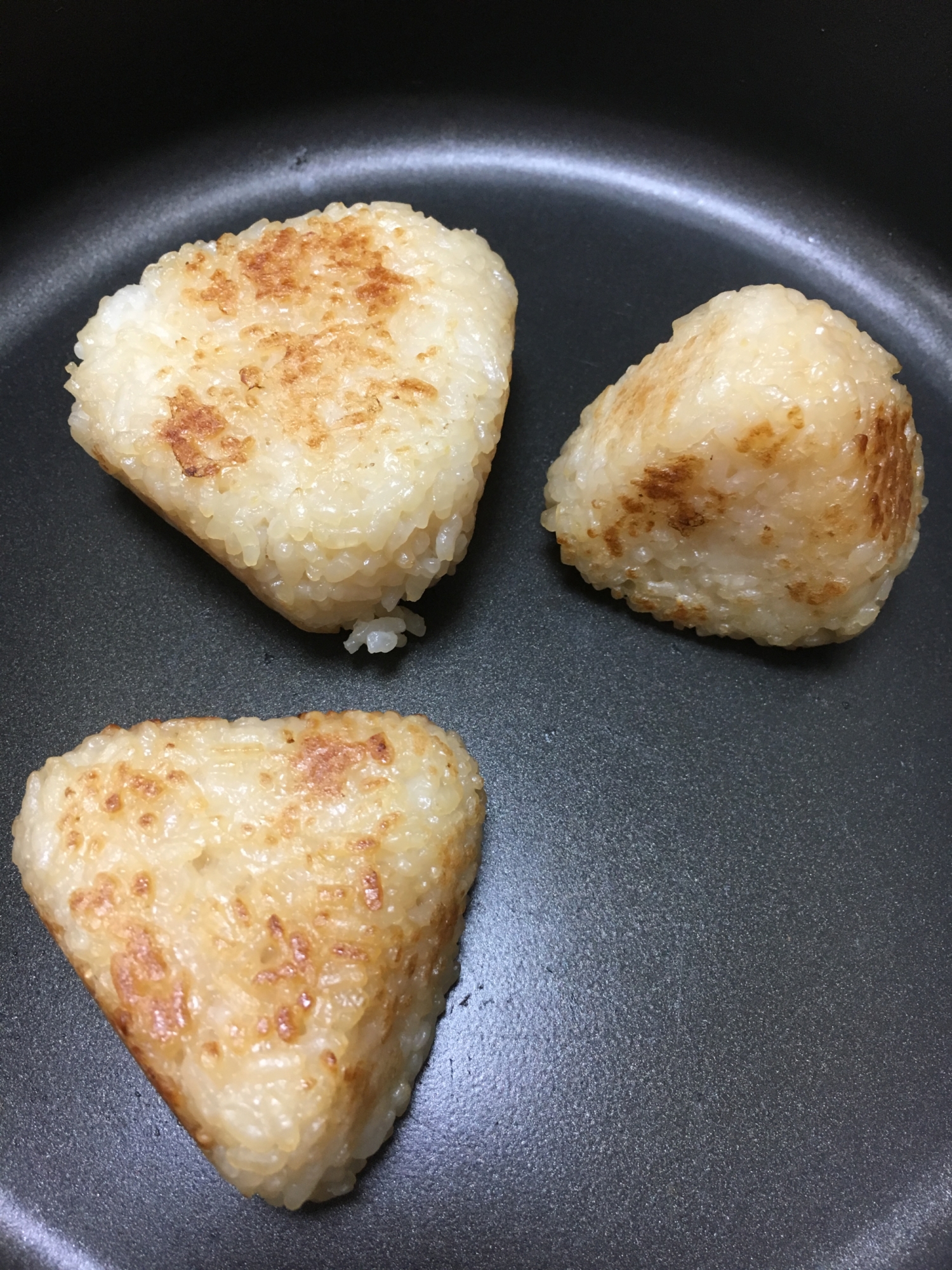 マヨネーズとめんつゆで焼きおにぎり