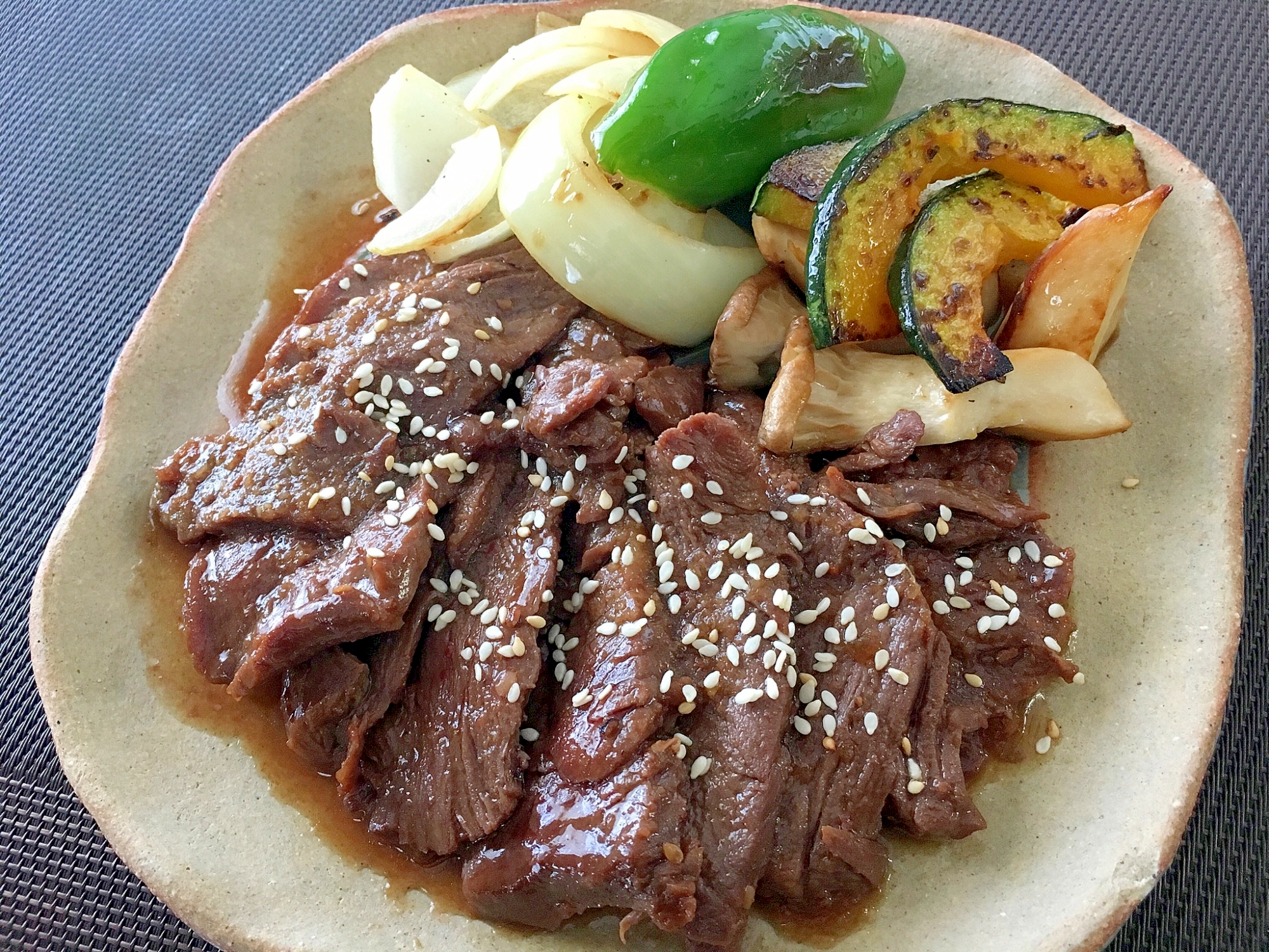 焼き肉と焼き野菜のワンプレート☆タレ漬け牛肉で簡単