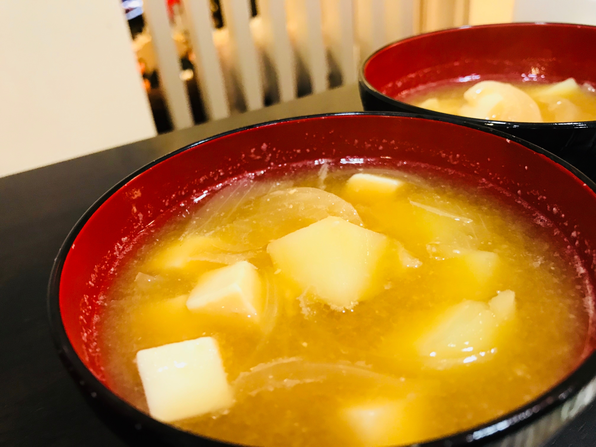 ジャガイモと玉ねぎ、豆腐のみそ汁